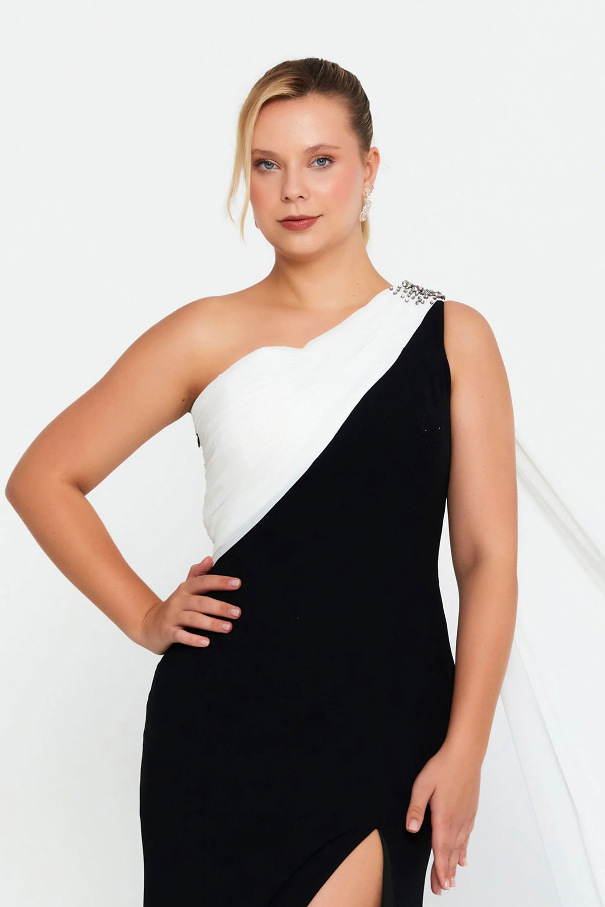 Şeref Vural Kadın Büyük Beden Tek Omuz Detaylı Pelerinli Balık Form Abiye Elbise 8413 Siyah-Beyaz - 3