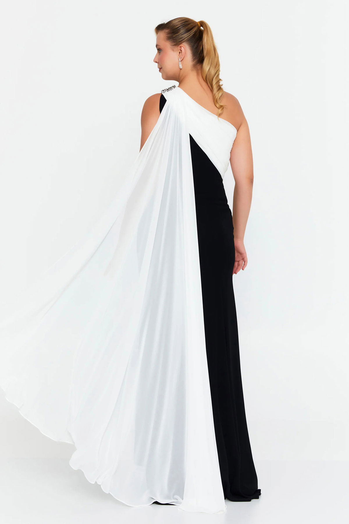 Şeref Vural Kadın Büyük Beden Tek Omuz Detaylı Pelerinli Balık Form Abiye Elbise 8413 Siyah-Beyaz - 4