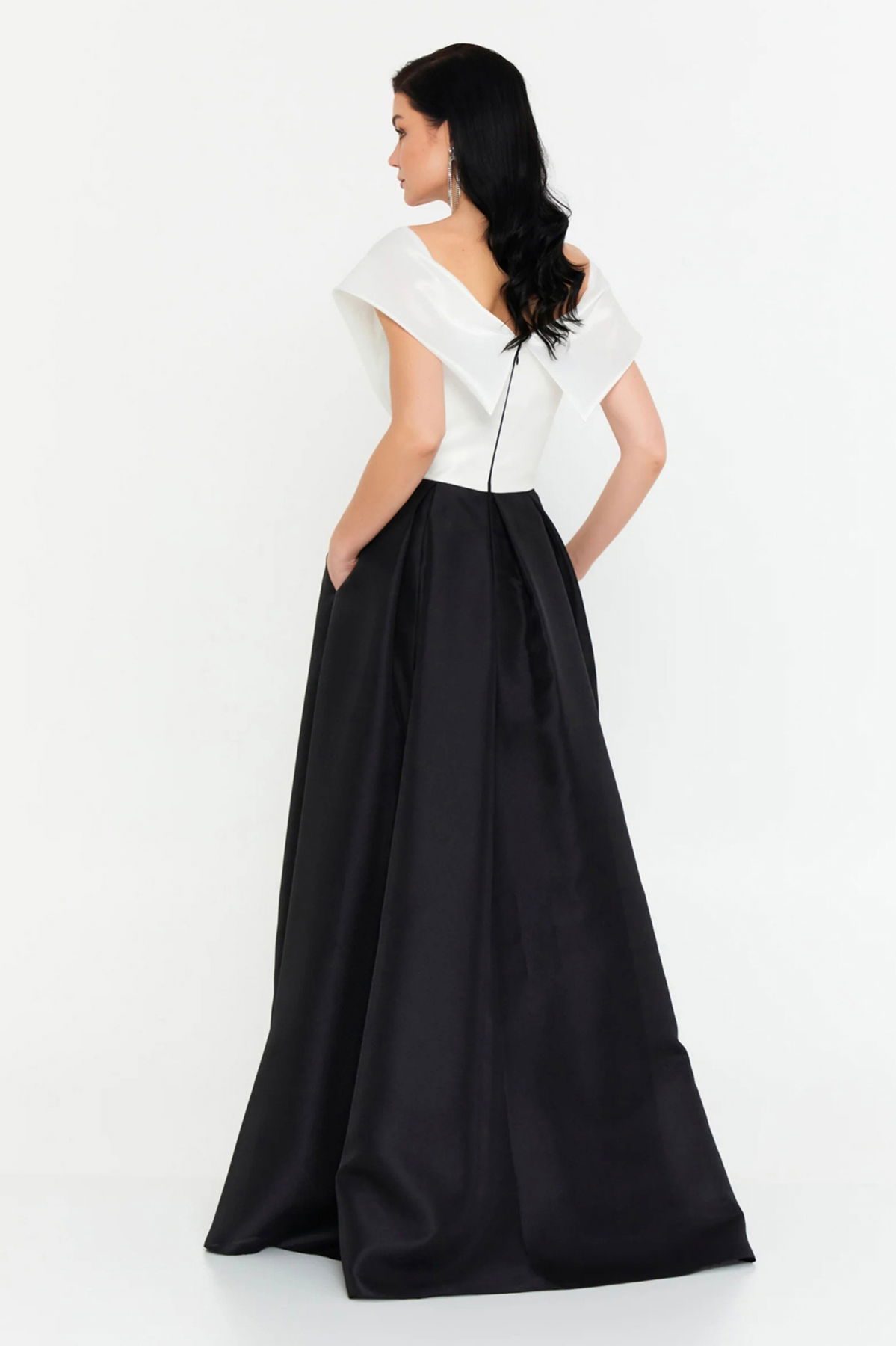 Şeref Vural Kadın Madonna Yaka Derin Yırtmaçlı Kloş Uzun Abiye Elbise 8416 Siyah-Beyaz - 4