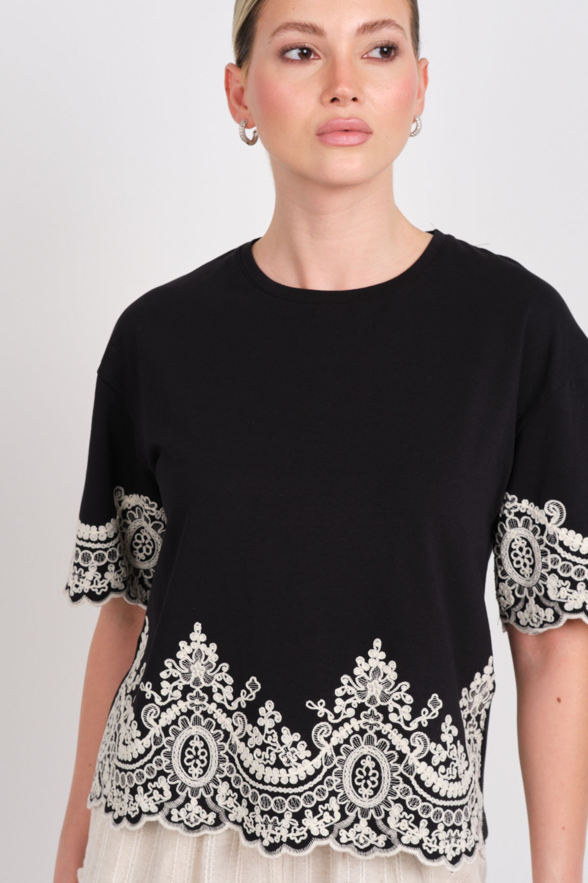Wienella Kadın Dantel Detaylı Kısa Kollu Pamuklu T-Shirt 5193 Siyah - 2